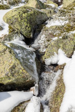 Madrid 'in dağlarındaki Laguna de Penalara adlı buzul gölü.