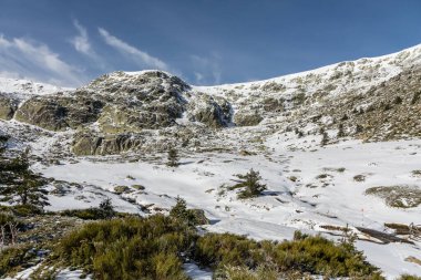 Madrid 'in dağlarındaki Laguna de Penalara adlı buzul gölü.