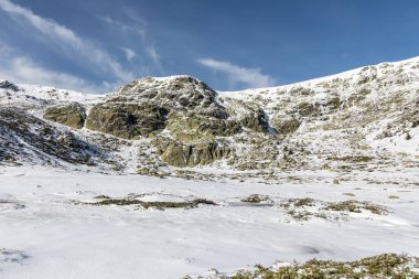 Madrid 'in dağlarındaki Laguna de Penalara adlı buzul gölü.