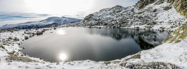 マドリードの山の氷河湖ラグナ ペナララ — ストック写真