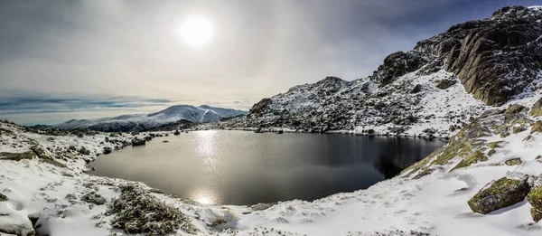 ทะเลสาบน าแข งในภ เขาของมาดร ยกว ลาก เดอ เพนซ ลวา — ภาพถ่ายสต็อก