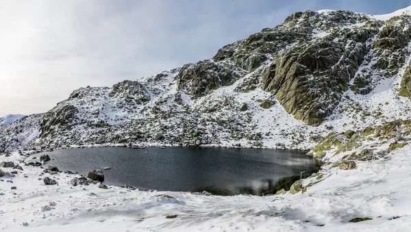マドリードの山の氷河湖ラグナ ペナララ — ストック写真