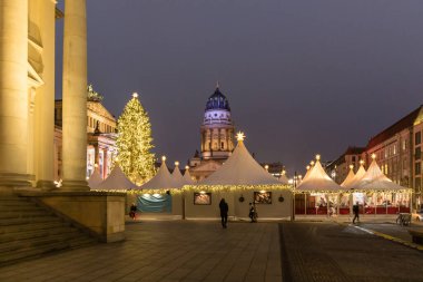 crystal lamps at Christmas market, Humboldt Forum, Berlin, Federal Republic of Germany