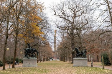 Berlin gökyüzü manzaralı Grosser Tiergarten halk parkı, Almanya