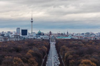 Berlin gökyüzü manzaralı Grosser Tiergarten halk parkı, Almanya