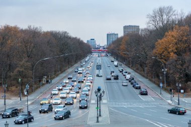 Berlin gökyüzü manzaralı Grosser Tiergarten halk parkı, Almanya