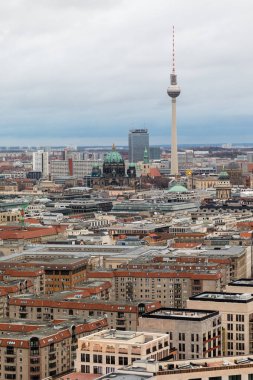 Almanya 'nın Alexanderplatz kentindeki ünlü TV kulesiyle Berlin' in gökyüzü manzarası.