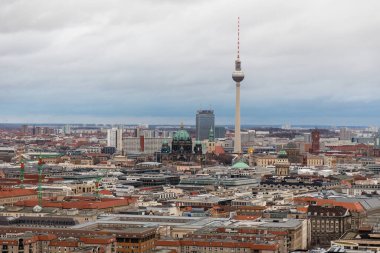 Almanya 'nın Alexanderplatz kentindeki ünlü TV kulesiyle Berlin' in gökyüzü manzarası.
