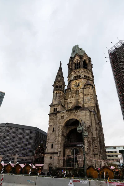 ベルリンのカイザー ヴィルヘルム記念教会 歴史的な教会ヒットし第二次世界大戦の間に同盟空軍によって破損しているし 決して復元 — ストック写真