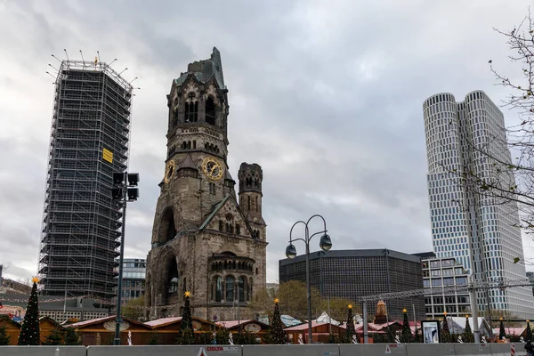 在柏林的 Kaiser 威廉大帝纪念教堂 历史教会打和在第二次世界大战期间盟军空军的损坏和永远不还原 — 图库照片