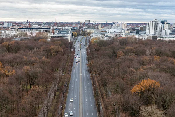柏林天际线全景与德国Grosser Tiergarten公园的空中景观 — 图库照片