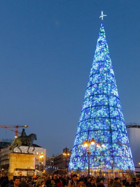 Madrid Noel'de. Belediye Binası ve ünlü saat güneşin ilk dönem Noel ağacı ile kapının gece görünümü.