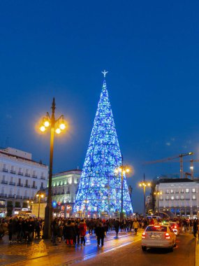 Madrid Noel'de. Belediye Binası ve ünlü saat güneşin ilk dönem Noel ağacı ile kapının gece görünümü.