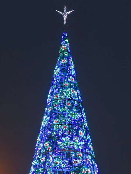 クリスマスにマドリード 市庁舎と前期のクリスマス ツリーと太陽の扉の有名な時計の夜景 — ストック写真