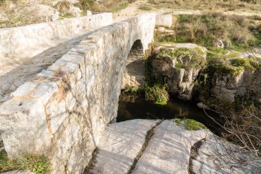 Guadarrama Ulusal Parkı 'ndaki Batan Köprüsü, Madrid, İspanya
