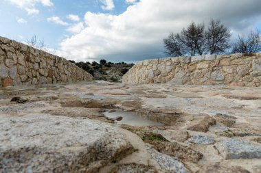 Guadarrama Ulusal Parkı 'ndaki Batan Köprüsü, Madrid, İspanya