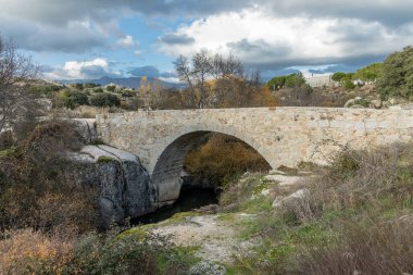 Guadarrama Ulusal Parkı 'ndaki Batan Köprüsü, Madrid, İspanya