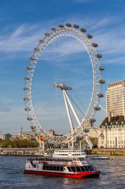 London Eye, 135 metre ve İngiltere 'nin Londra kentindeki Country Hall ile Avrupa' daki en uzun dönme dolap.