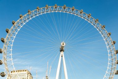 London Eye, 135 metre ve İngiltere 'nin Londra kentindeki Country Hall ile Avrupa' daki en uzun dönme dolap.