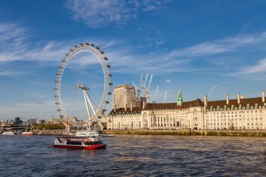 London Eye, 135 metre ve İngiltere 'nin Londra kentindeki Country Hall ile Avrupa' daki en uzun dönme dolap.