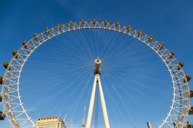 London Eye, 135 metre ve İngiltere 'nin Londra kentindeki Country Hall ile Avrupa' daki en uzun dönme dolap.