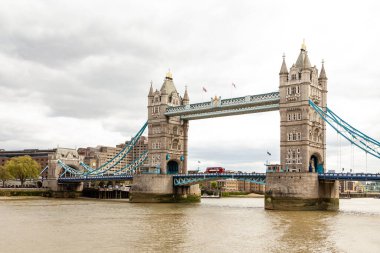 Londong 'u Thames Nehri' ndeki Southwark 'a bağlayan İkonik Kule Köprüsü