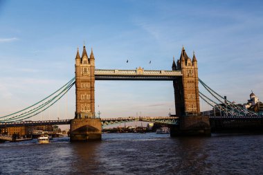 Londong 'u Thames Nehri' ndeki Southwark 'a bağlayan İkonik Kule Köprüsü