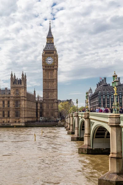 ロンドンの冬の晴れた朝の大きなベン時計塔 — ストック写真