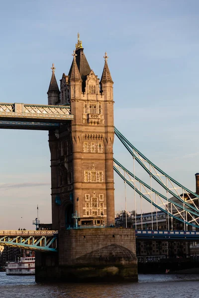 ロンドンとテムズ川のサウザークを結ぶ象徴的なタワーブリッジ — ストック写真