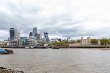 Londra şehrinde farklı nehir manzaraları var.