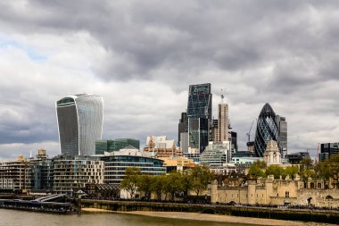 Londra şehrinde farklı nehir manzaraları var.