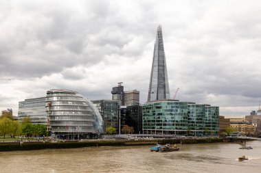 Londra şehrinde farklı nehir manzaraları var.