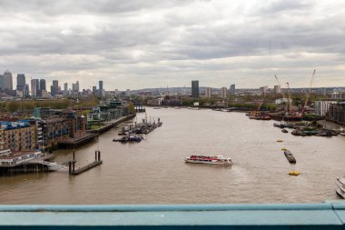 Londra şehrinde farklı nehir manzaraları var.