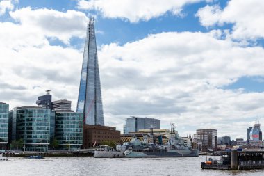 Londra şehrinde farklı nehir manzaraları var.