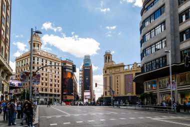 Laza del Callao şehrin ana caddesinde yer almaktadır.