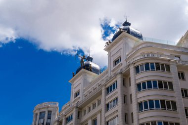 Gran Via 'nın panoramik hava manzarası, Madrid' in ana alışveriş caddesi, İspanya 'nın başkenti, Avrupa.