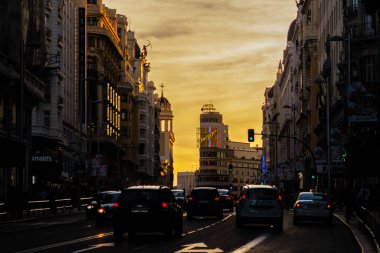 Gran Via 'nın panoramik hava manzarası, Madrid' in ana alışveriş caddesi, İspanya 'nın başkenti, Avrupa.