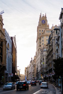 Gran Via 'nın panoramik hava manzarası, Madrid' in ana alışveriş caddesi, İspanya 'nın başkenti, Avrupa.