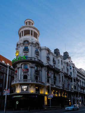 Gran Via 'nın panoramik hava manzarası, Madrid' in ana alışveriş caddesi, İspanya 'nın başkenti, Avrupa.