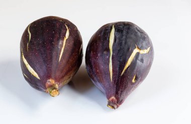 Beyaz arka planda izole edilmiş taze incirler. Koleksiyon.