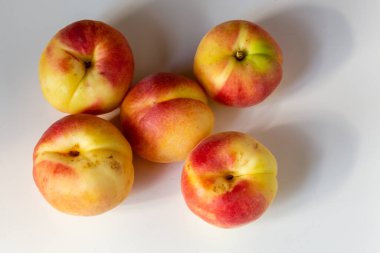 Masanın üzerindeki ahşap kasede lezzetli olgun kayısılar. Yukarıdan yatay görünüm