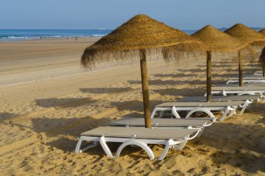 La Barrosa, Cadiz, İspanya sahillerindeki hamaklar