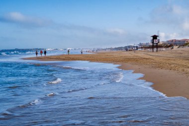 La Barrosa plajı, sular çekildiğinde, Sancti Petri, Chiclana de la Frontera, Cadiz, İspanya