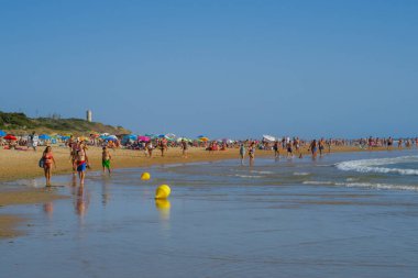 La Barrosa plajı, sular çekildiğinde, Sancti Petri, Chiclana de la Frontera, Cadiz, İspanya