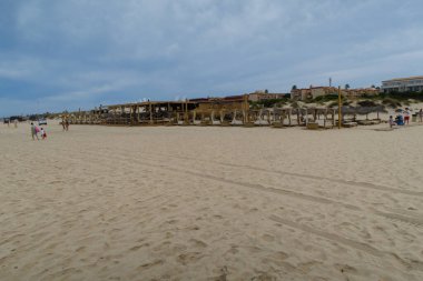 La Barrosa plajı, sular çekildiğinde, Sancti Petri, Chiclana de la Frontera, Cadiz, İspanya