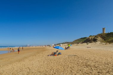 La Barrosa plajı, sular çekildiğinde, Sancti Petri, Chiclana de la Frontera, Cadiz, İspanya
