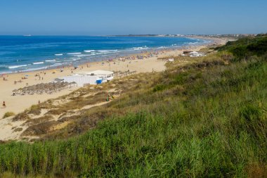 La Barrosa plajı, sular çekildiğinde, Sancti Petri, Chiclana de la Frontera, Cadiz, İspanya