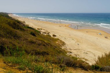 La Barrosa plajı, sular çekildiğinde, Sancti Petri, Chiclana de la Frontera, Cadiz, İspanya