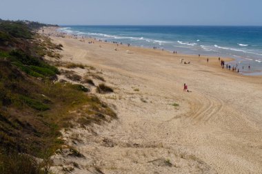 La Barrosa plajı, sular çekildiğinde, Sancti Petri, Chiclana de la Frontera, Cadiz, İspanya