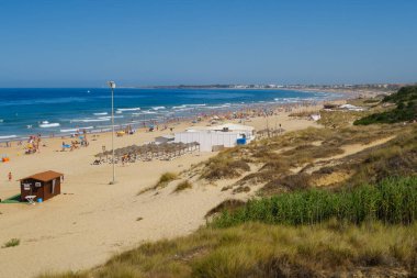 La Barrosa plajı, sular çekildiğinde, Sancti Petri, Chiclana de la Frontera, Cadiz, İspanya